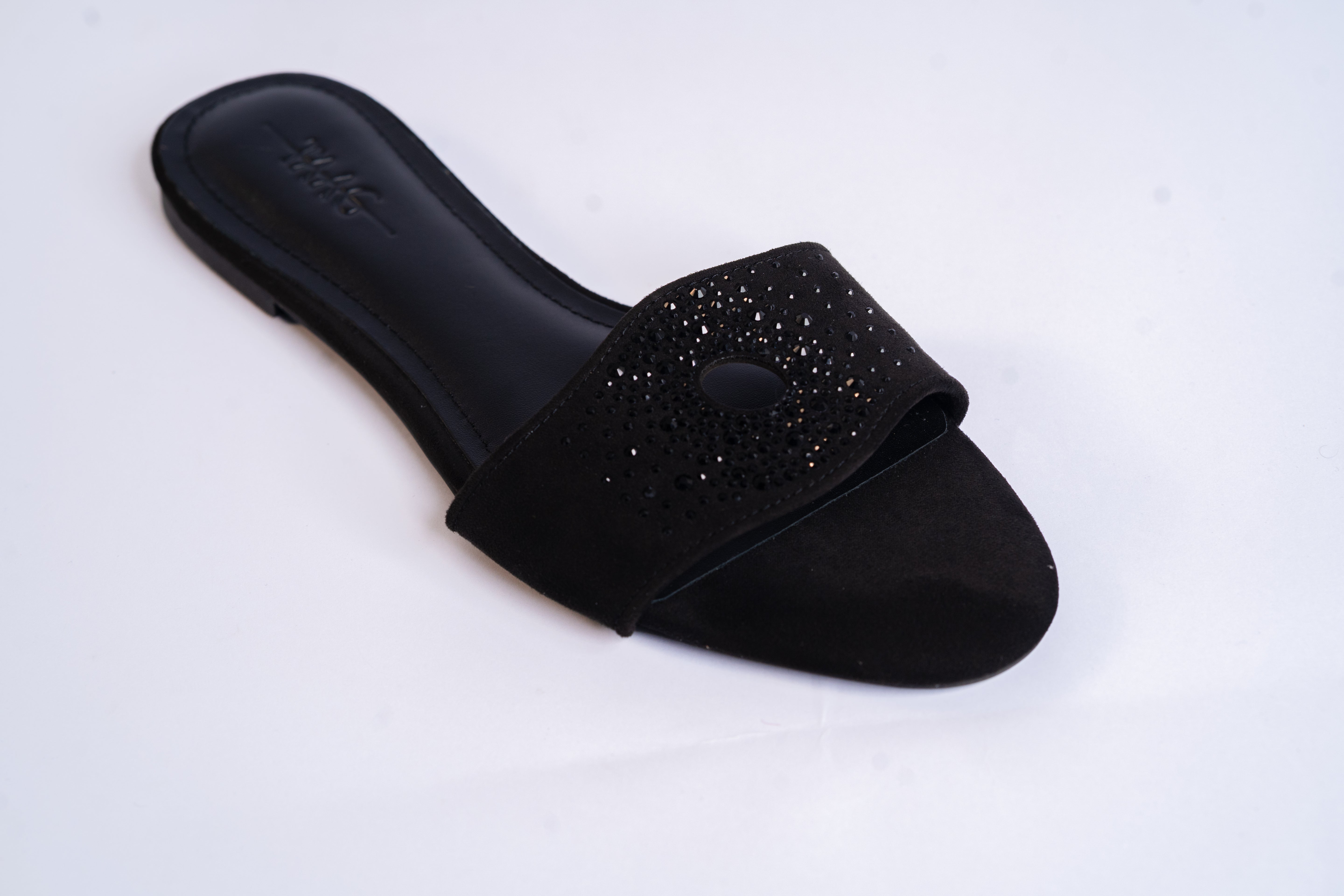 INI - Berry inspired slippers for ladies.
Very comfortable and stylish, featuring crystal accessories.
Can be worn for picnics, vacations, lunch and casual hangouts. Shipping worldwide from Ghana to UK, USA, Africa etc.