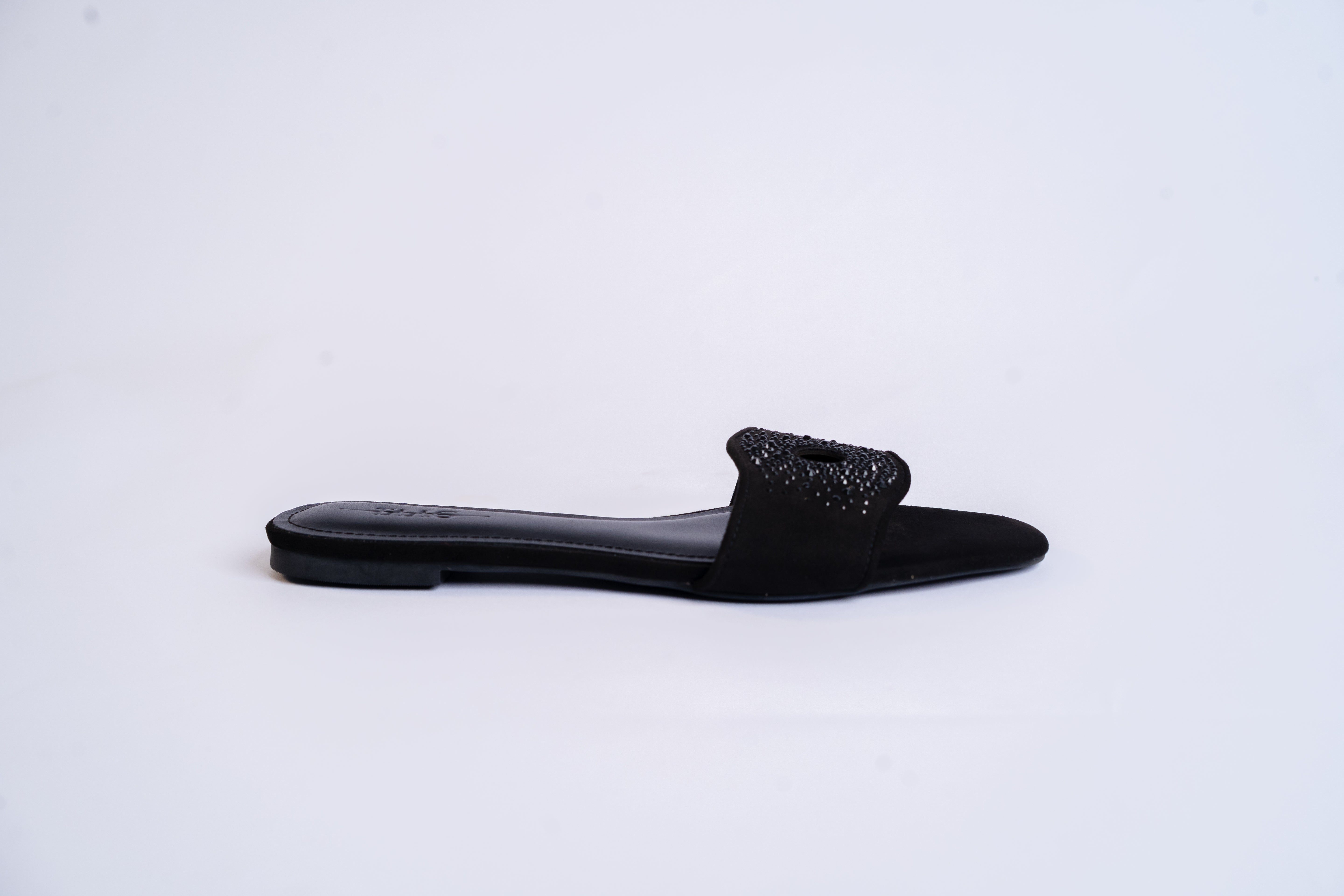 INI - Berry inspired slippers for ladies.
Very comfortable and stylish, featuring crystal accessories.
Can be worn for picnics, vacations, lunch and casual hangouts. Shipping worldwide from Ghana to UK, USA, Africa etc.