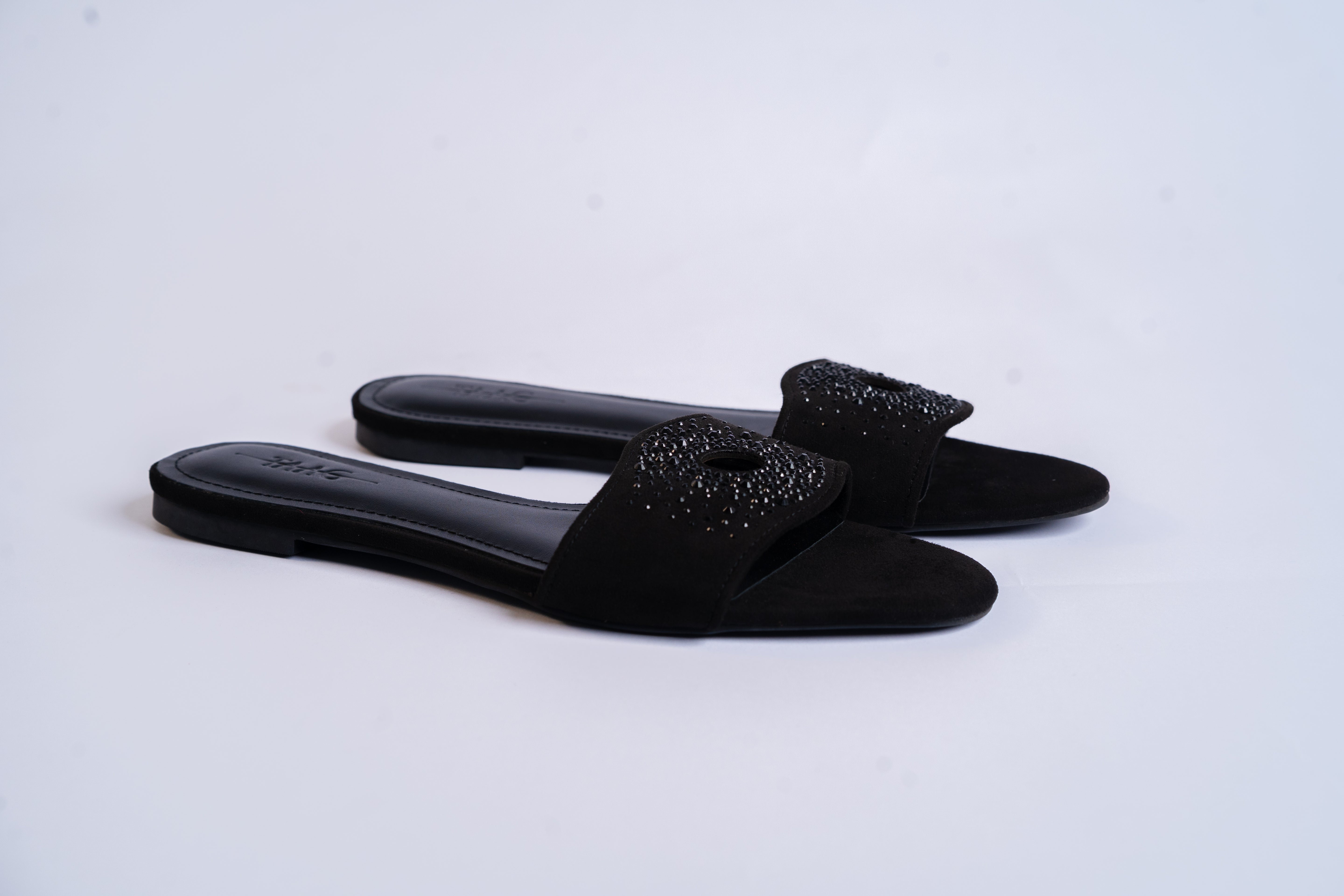 INI - Berry inspired slippers for ladies.
Very comfortable and stylish, featuring crystal accessories.
Can be worn for picnics, vacations, lunch and casual hangouts. Shipping worldwide from Ghana to UK, USA, Africa etc.